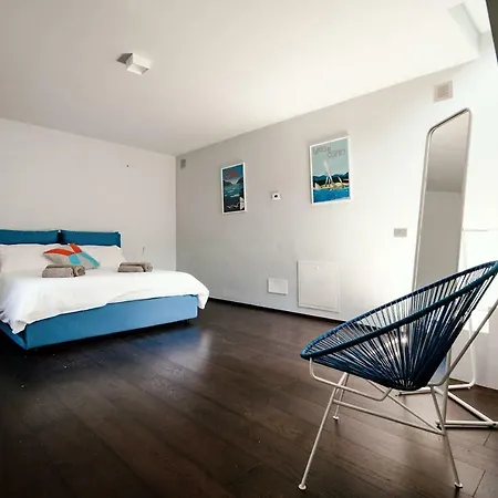 The Palms Lake - By House Of Travelers -